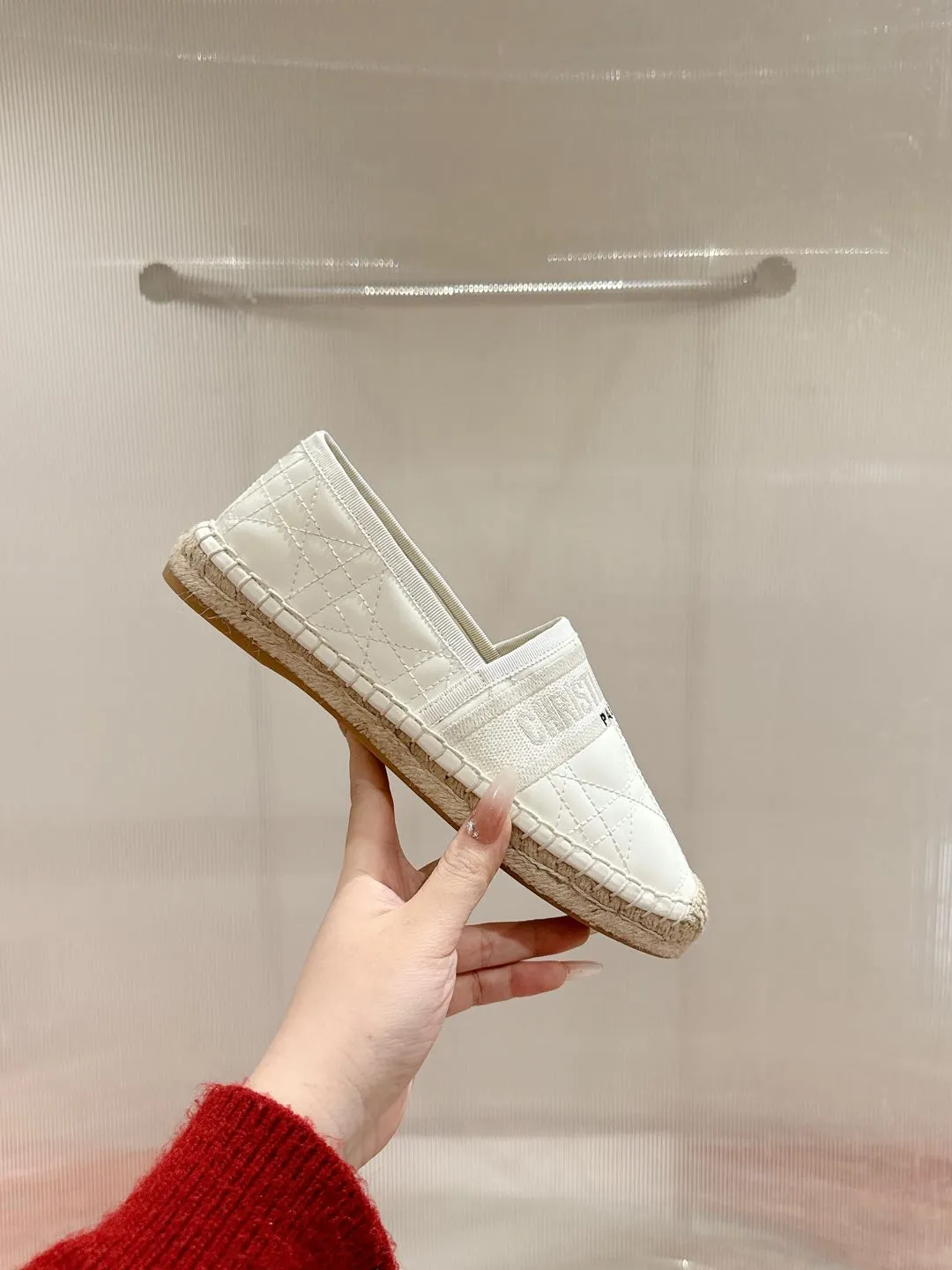 👟👟Ex-factory price 460👟👟 Dior DIOR's new popular early spring fisherman shoes 🆕 Simple, elegant and fashionable, timeless and timeless, it is a classic that will never fade away in the fashion circle, retro fisherman shoes. Original hand-woven surface, electric embroidery technology! Specific cloth surface and rubber outsole. Code number: 35-39 (40.41 customized, non-refundable)